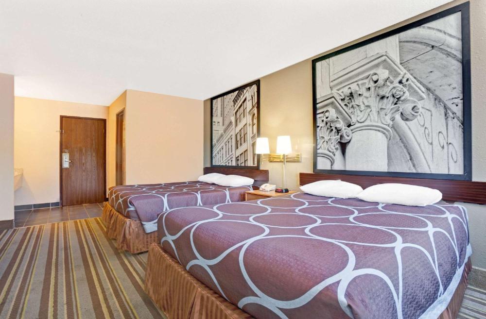 Queen Room with Two Queen Beds - Non-Smoking interior
