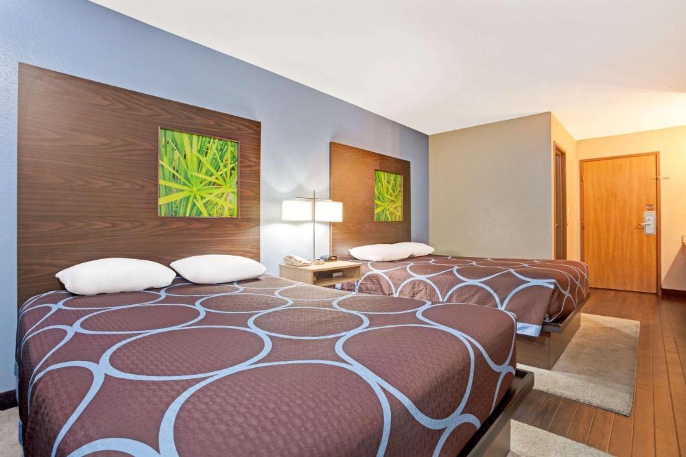 Deluxe Business Queen Room with Two Queen Beds - Non-Smoking interior