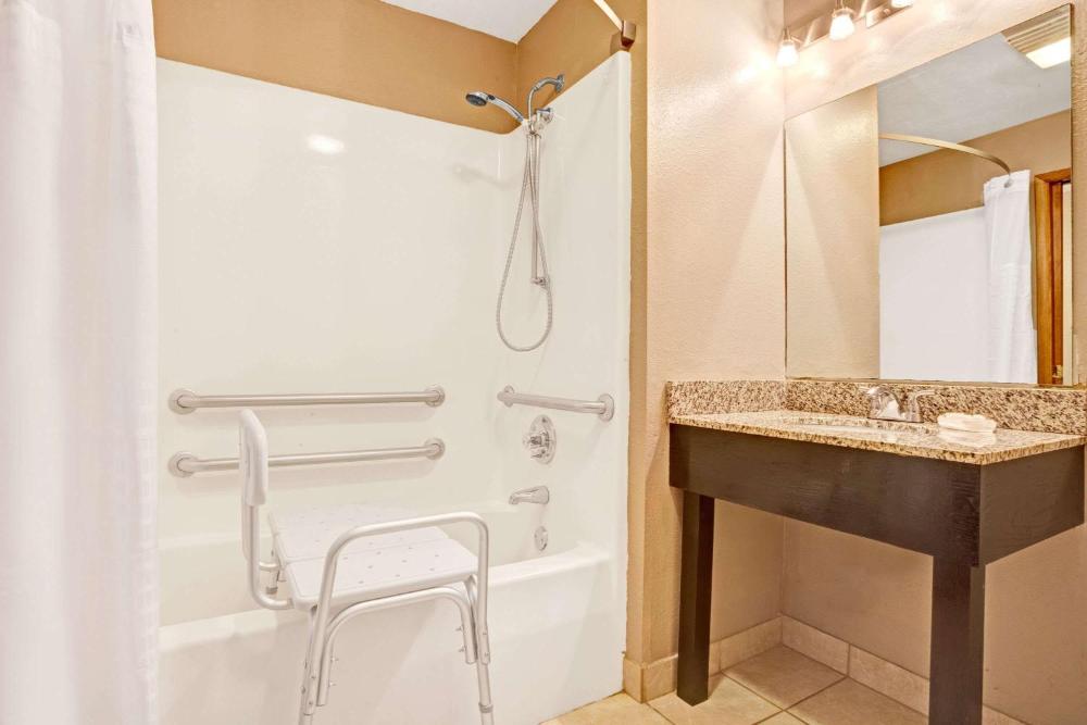 Business Queen Room - Mobility Access/Non-Smoking interior