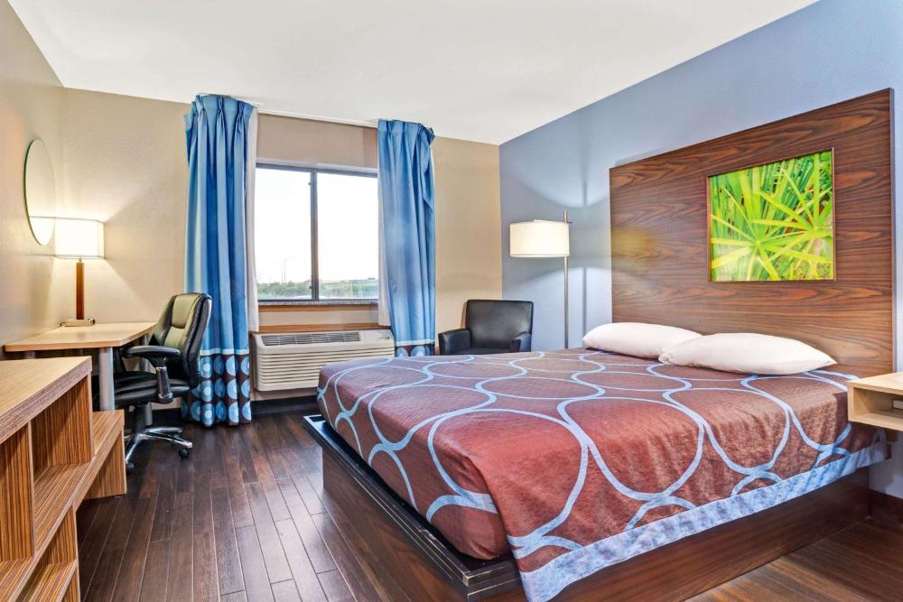 Business Queen Room - Non-Smoking interior